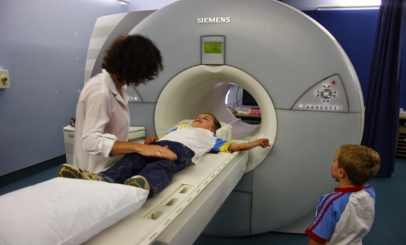 Dani fiam sokszor fájlalta a fejét, a háziorvos szerint szimulál, ahogy egy orvos MRI alá tette, ordított hogy vigyék műteni a gyereket