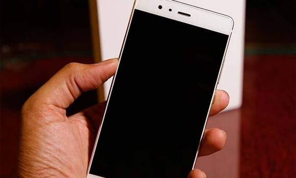 Ha ezt csinálja a telefonod, téged is lehallgatnak és megfigyelnek